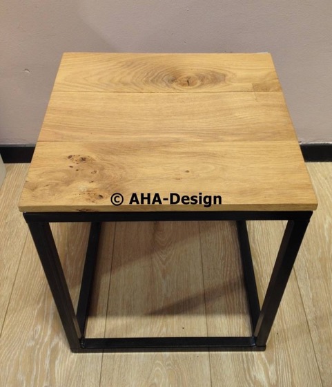 Kleine houten tafel met metaal onderstel